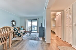 Smart TV - Newly Renovated Peaceful Oasis-Walk to the Beach! (North Myrtle Beach)