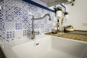 Dusche, umweltfreundliche Kosmetikartikel, Haartrockner, Bidet