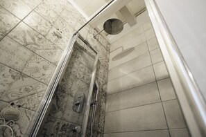 Dusche, umweltfreundliche Kosmetikartikel, Haartrockner, Bidet
