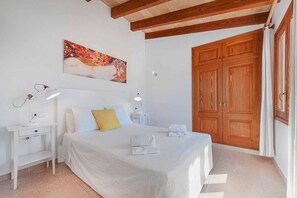 6 chambres, coffres-forts dans les chambres, fer et planche à repasser