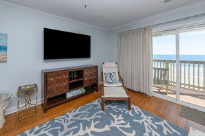 TV - Oceanfront 3 BR Condo! Seaside 401 - The Salty Vida (Surfside Beach)