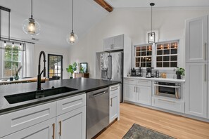 Refrigerador, microondas, horno, placa de cocina