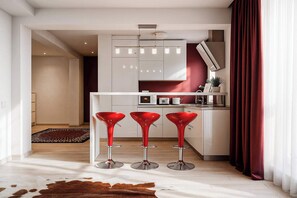 Fridge, microwave, oven, stovetop - Qult • Old City Pearl (București)