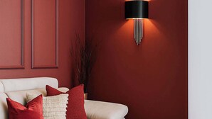 A modern living room with a sectional sofa, a marble coffee table, and a wall-mounted light fixture. - Qult·co - Old City Pearl (București)