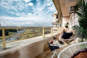 Property grounds - Qult • Monarch Summar (București)