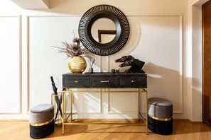 Interior - Qult • Monarch Summar (București)