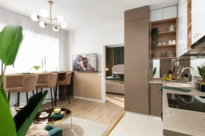 Frigorifero, forno, piano cottura, macchina per tè/caffè