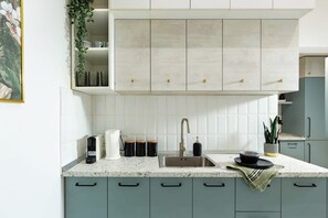 Fridge, oven, stovetop, coffee/tea maker - Qult • Monkey Business (București)