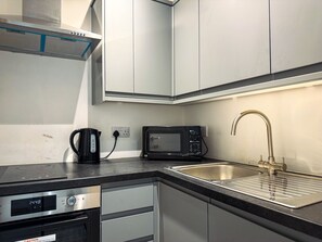 Departamento | Cocina privada | Refrigerador, microondas, horno y parrilla de estufa