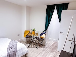 Departamento | 1 habitación, tabla de planchar con plancha, wifi gratis y ropa de cama