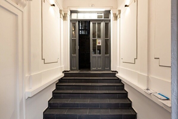 Interior - Qult • Misty Night Su (București)