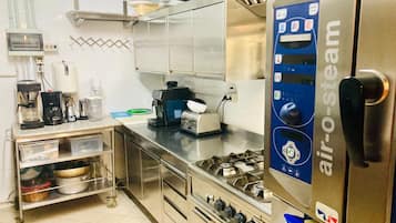 Basic House | Private kitchen | Full-size fridge, microwave, oven, stovetop