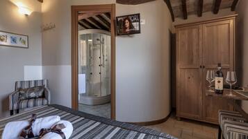 Basic House | 5 bedrooms, in-room safe, blackout curtains, iron/ironing board