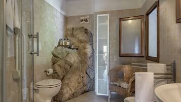 Basic House | Bathroom | Shower, eco-friendly toiletries, hair dryer, bidet