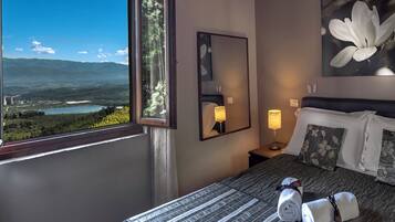 Basic House | 5 bedrooms, in-room safe, blackout curtains, iron/ironing board