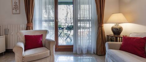 Apartment (3 Bedrooms) | Wohnbereich | 55-Zoll-Fernseher mit Kabelempfang