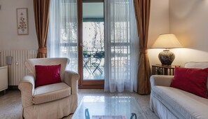 Appartement (3 Bedrooms) | Woonruimte | Een 55-inch televisie met kabelzenders