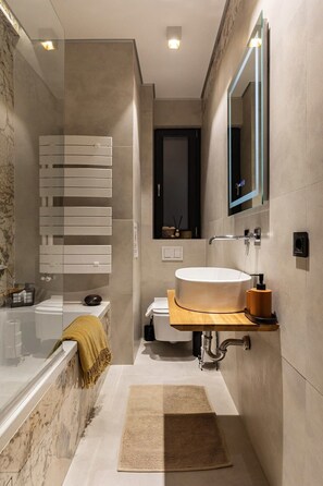 Dusj, hårføner, håndklær og toalettpapir