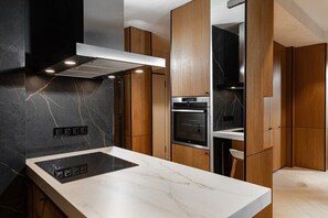 Fridge, oven, stovetop, dishwasher - Qult • Peaky Blinders (București)