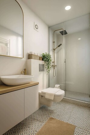 Regadera, secadora de cabello, toallas 