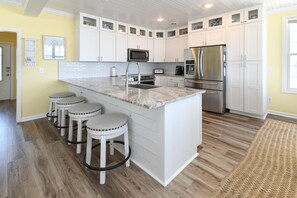 ثلاجة، ميكروويف، فرن، موقد طهي مسطح