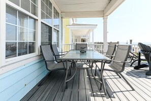 屋外ダイニングエリア