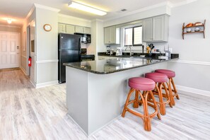 Geladeira, micro-ondas, cooktop, lava-louças