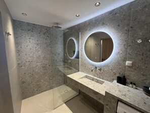 Douche, séchoir à cheveux, serviettes fournies