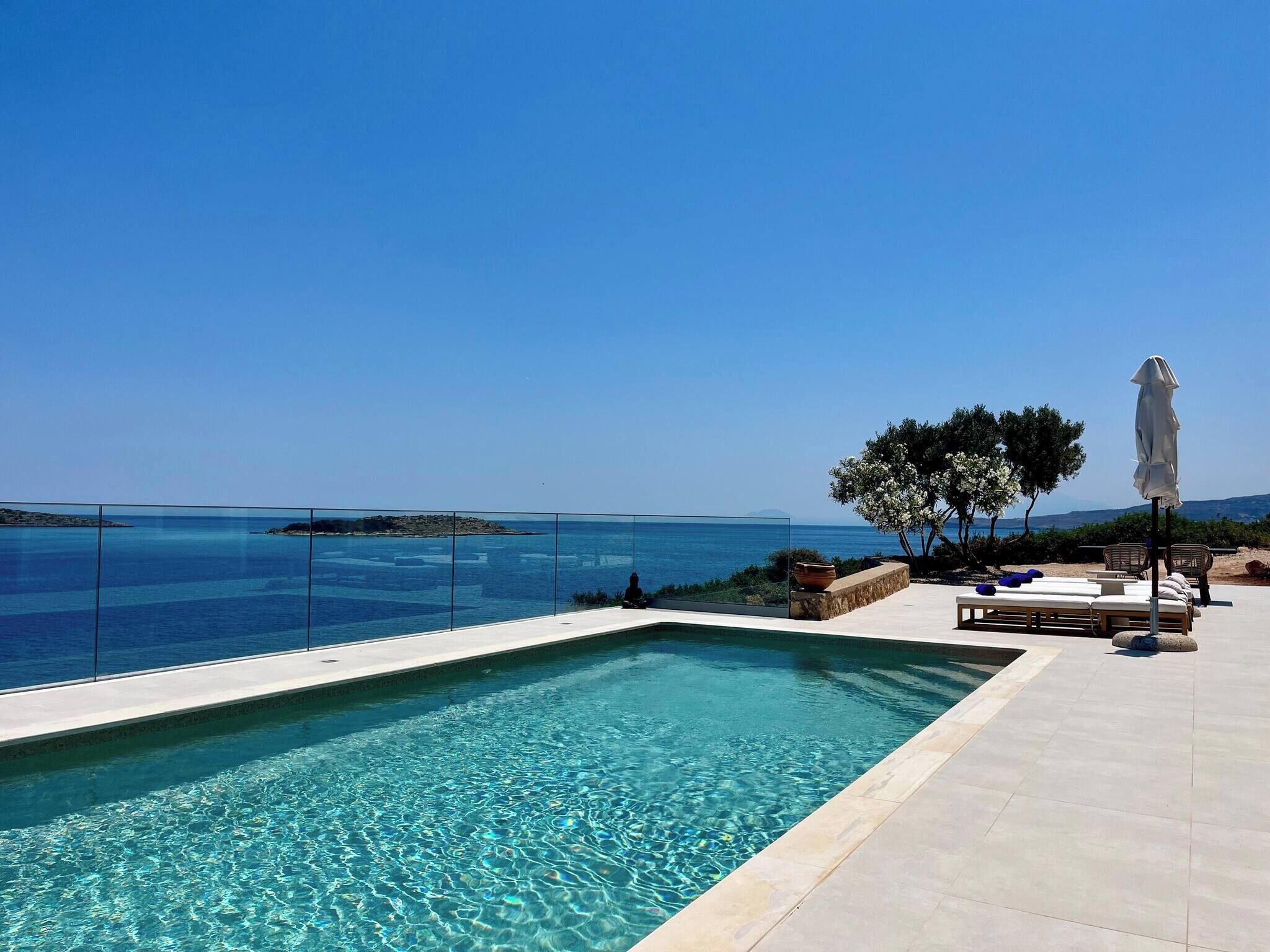 Alberca al aire libre y alberca climatizada