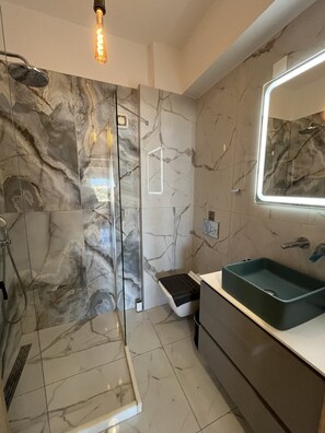 Dusche, Haartrockner, Handtücher