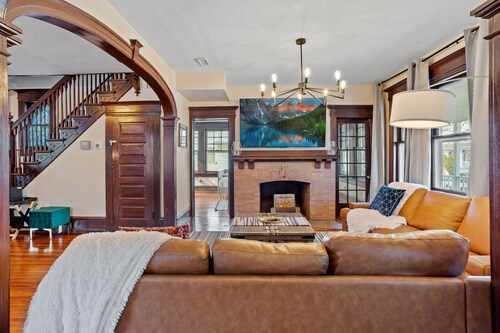 9 BR/4BA AC Victorian Manor - 1 Block to Beach