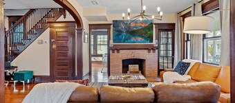 9 BR/4BA AC Victorian Manor - 1 Block to Beach