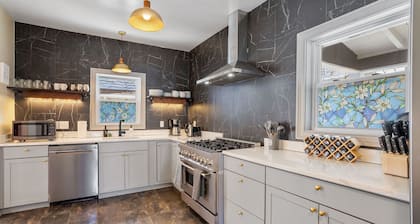9 BR/4BA AC Victorian Manor - 1 Block to Beach