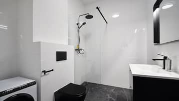 Căn hộ phong cách cổ điển | Phòng tắm | Buồng tắm vòi sen, khăn tắm, xà phòng, dầu gội