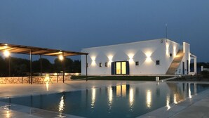 A modern house with a swimming pool, a covered patio, and a staircase leading to the upper floor. - Casa Blue con Piscina by Wonderful Italy (Ostuni)