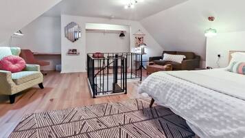 1 habitación, escritorio, tabla de planchar con plancha y cuna de viaje