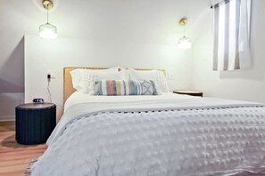 1 chambre, bureau, fer et planche à repasser, lit parapluie