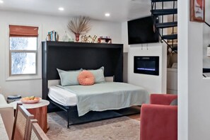 1 habitación, escritorio, tabla de planchar con plancha y cuna de viaje