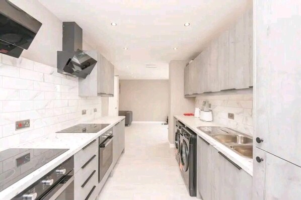 Apartment | Private kitchen | Fridge, microwave, oven, stovetop - Beautiful 1-bed Studio in Burnley (Burnley)