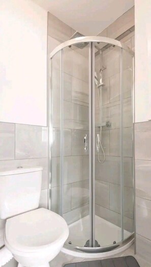 Căn hộ | Phòng tắm | Buồng tắm vòi sen, máy sấy tóc, khăn tắm 