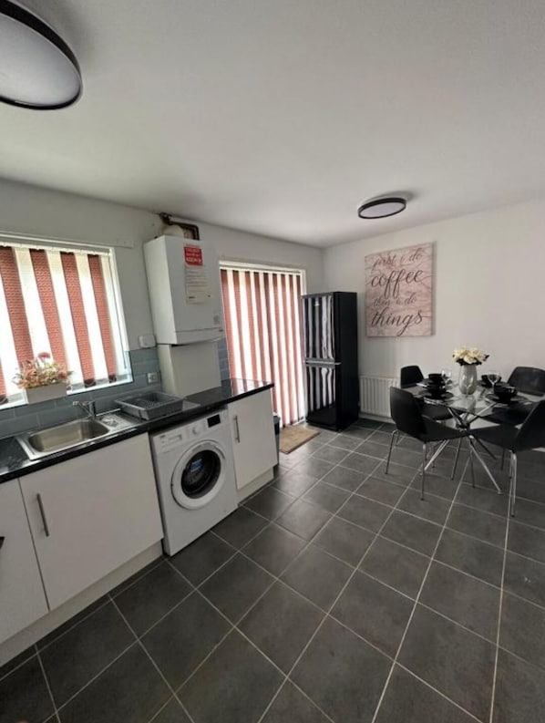 House | Private kitchen | Fridge, microwave, oven, stovetop