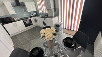 House | Private kitchen | Fridge, microwave, oven, stovetop