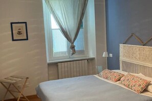 3 makuuhuonetta, silitysrauta/-lauta, vauvan matkasänky, Wi-Fi