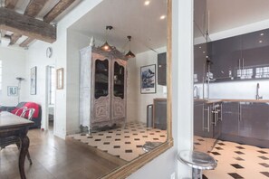 Fridge, microwave, oven, stovetop - Charming Appartment in Le Marais (Paris)