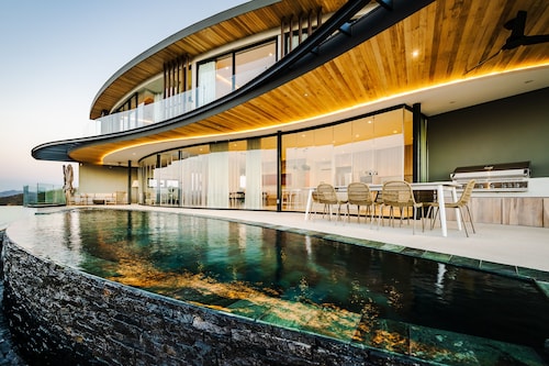 Modern 6 BR Ocean View Villa with pingpong table, daily breakfast & cleaning