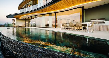 Modern 6 BR Ocean View Villa with pingpong table, daily breakfast & cleaning