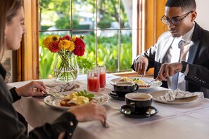 بوفيه فطور مجانًا يوميًا