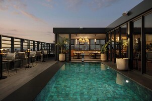 Una piscina al aire libre