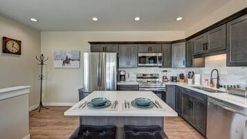 Frigorifero, microonde, forno, piano cottura