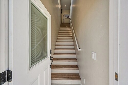 Beautiful dog friendly apartment! STR-243